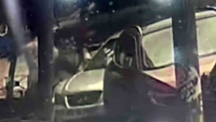 Park halindeki otomobilin dikiz aynasını tekme atıp kırdı
