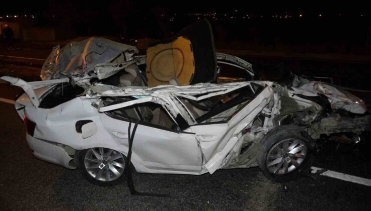 Park halindeki tıra çarpan otomobil hurdaya döndü: 2 yaralı