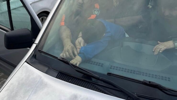 Parmakları aracın havalandırmasına sıkışan çocuğu itfaiye kurtardı