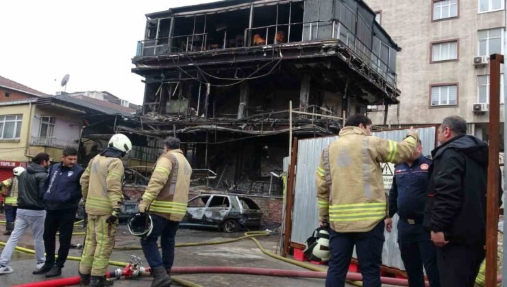Pendik’te araçtaki yangın çevre binalara sıçradı: 2 araç ve kafe küle döndü