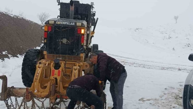 Pervari’de grup köy yolu kardan kapandı