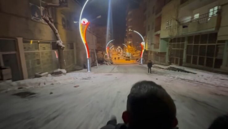 Pervari’de vatandaşlar kar yağışının tadını kayarak çıkardı