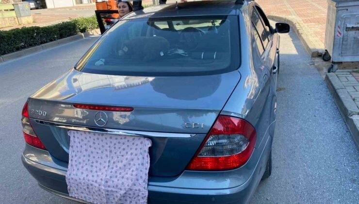 Plakası bezle kapatılan Mercedes plakasız çıktı