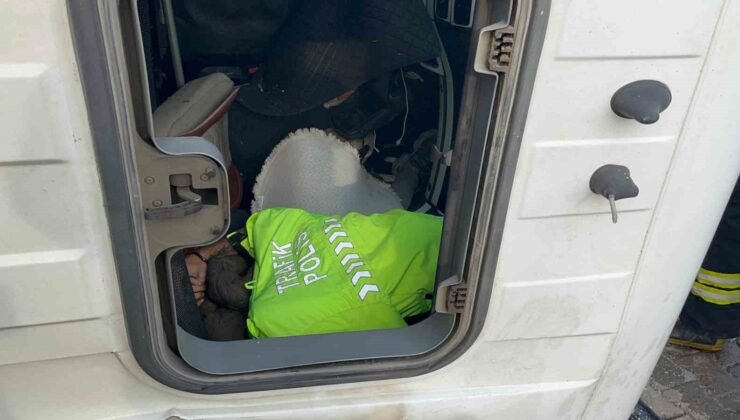 Polis üniformasını çıkarıp yaralının üzerini örttü