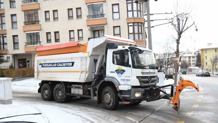 Pursaklar’da kar yağışıyla birlikte tüm ekipler sahada