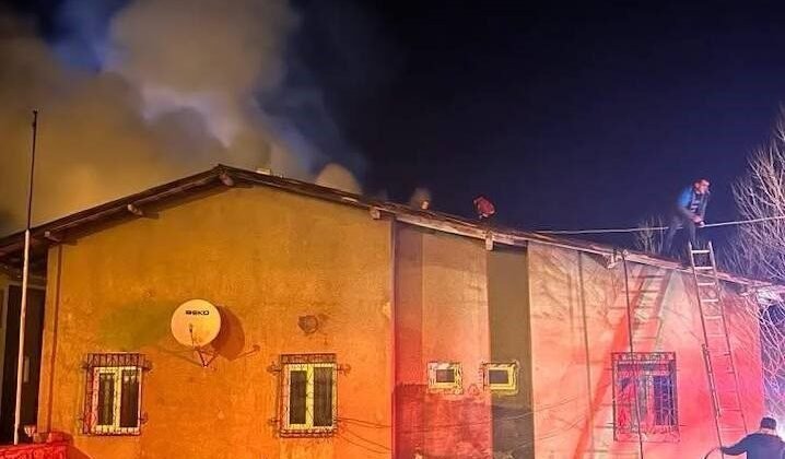 Refahiye’de köy konağı eklentisinde yangın
