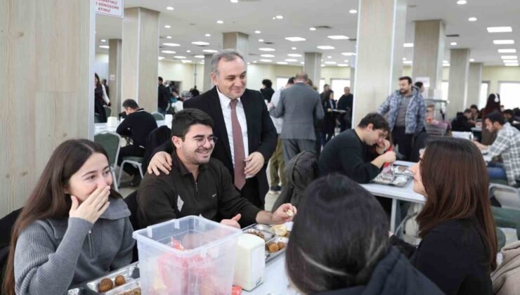 Rektör Prof. Dr. Altun, öğrenciler ile yemek yedi