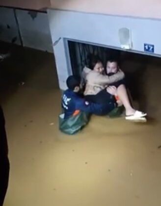 Sağanak sonrası evinde mahsur kalan kadını ekipler kurtardı