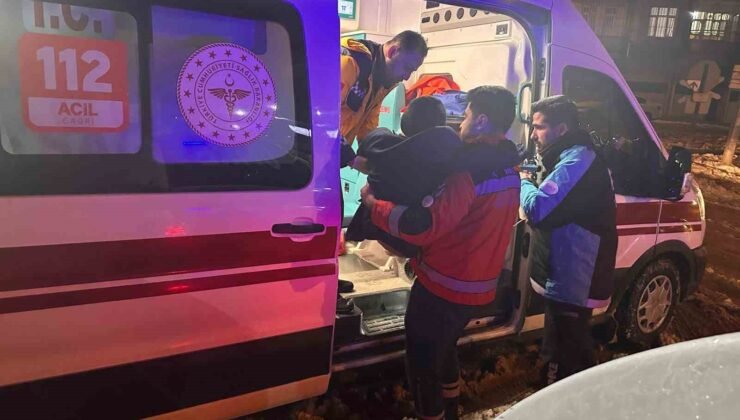 Sağlık ekipleri karlı yolda zamanla yarışarak hastaya ulaştı