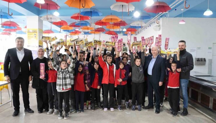 Sağlıkçılar, yatılı bölge okulu öğrencilerinin gönlüne dokundu