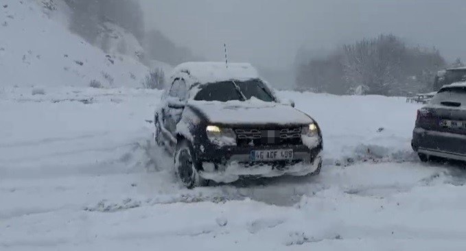 Sakarya’da kar mesaisi: Kimi yolda kaldı, kimi keyfini çıkardı