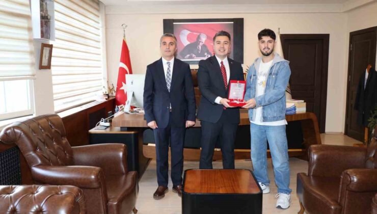 Sanatıyla Karacasu’ya değer katan öğrenci plaketle onurlandırıldı