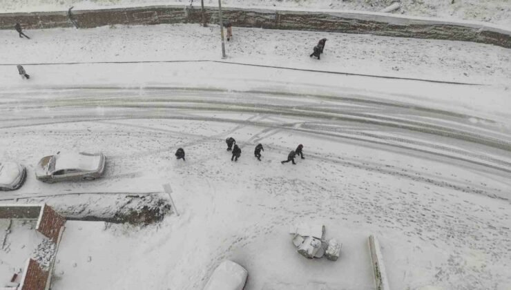 Sason’da kar yağışı nedeniyle eğitime ara verildi