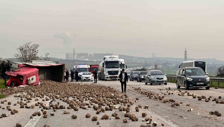 Şeker pancarı yüklü tır 2 araca çarpıp devrildi: 1’i ağır 5 yaralı