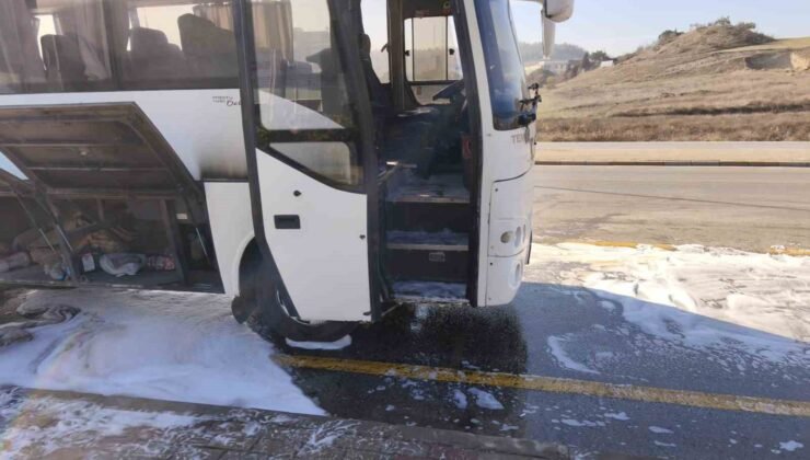 Seyir halindeki işçi servisi alev aldı