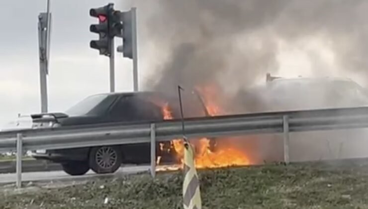 Seyir halindeki otomobil alev topuna döndü