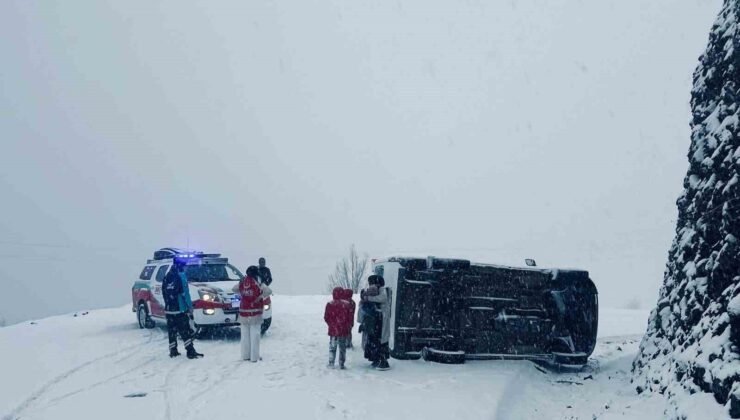 Siirt’te minibüs devrildi: 6 yaralı