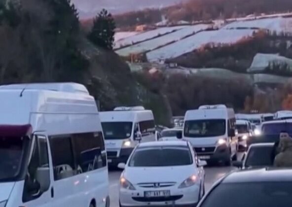 Sinop’ta yol buz tuttu, araçlar yolda kaldı