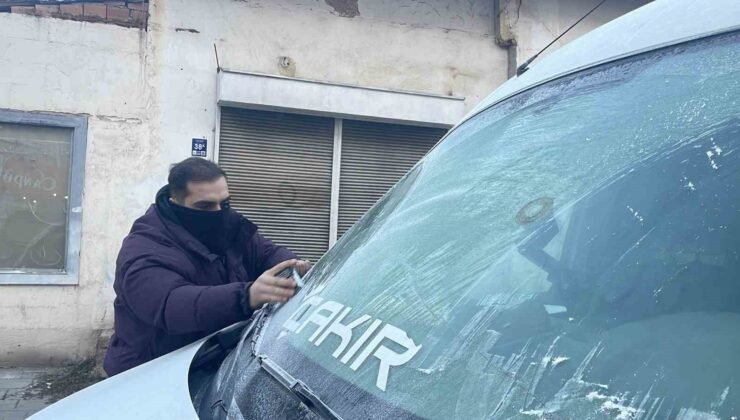 Sivas yine şaşırtmadı, buz kesen kentte cam kazıma mesaisi başladı