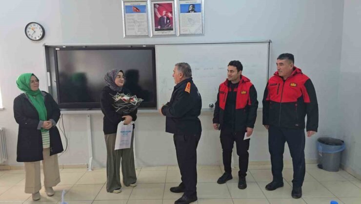 Sorgun Belediyesi İtfaiyesi, kendilerine mektup yazan Belinay’a okulunda sürpriz yaptı