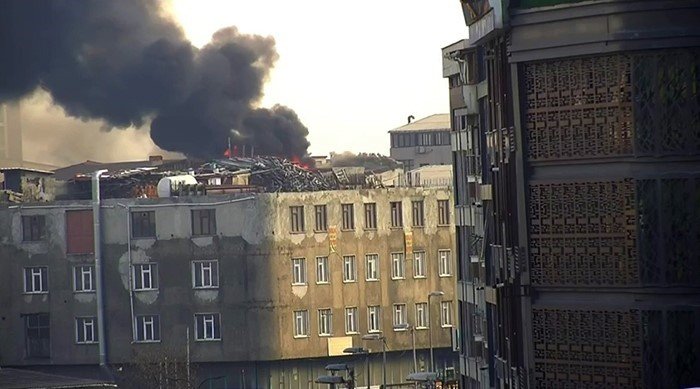 Sultangazi Cebeci Mahallesi’nde bir binanın çatısında yangın çıktı. Can pazarının yaşandığı yangına itfaiye ekipleri müdahale ederken, bölgeye çok sayıda ekip sevk edildi.