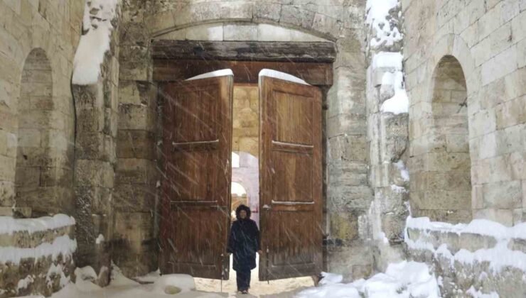 Tarihi meydan “beyaz gelinliğini” giydi