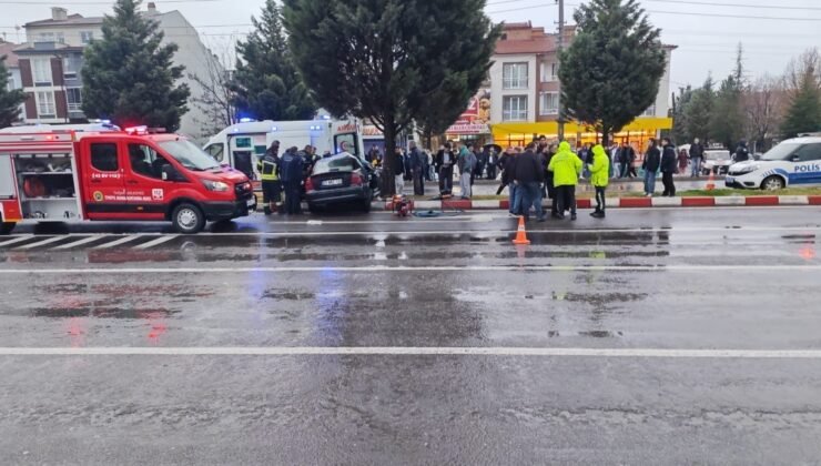 Tavşanlı’da otomobil refüje çıktı: 2 yaralı