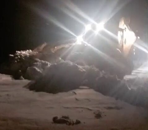 Tekman’da karla mücadele ekipleri kapalı mahalle yollarını açmak için seferber oldu