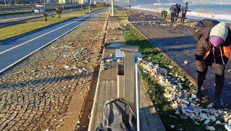 Trabzon’da fırtınada dalgaların sahile getirdiği atıklar temizleniyor