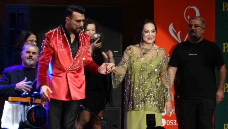 Türkan Şoray, ‘İyilik Korosu’ ile Mersin’de sanatseverlerle buluştu