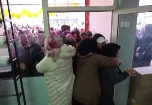 Ucuzu gören kadınlar ezilme tehlikesi atlattı