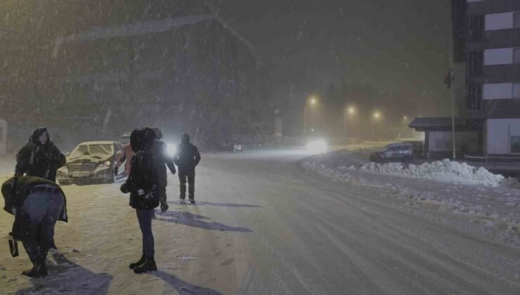 Uludağ’da yoğun kar var…Ekipler yolların kapanmaması için aralıksız çalışıyor