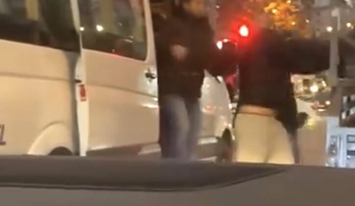 Ümraniye’de servis şoföründen kağıt toplayan kişiye yumruk