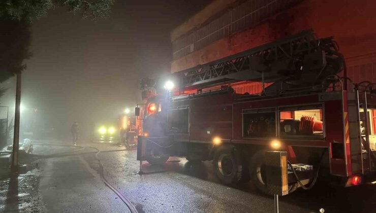 Uşak’ta poşet fabrikasında çıkan yangın söndürüldü