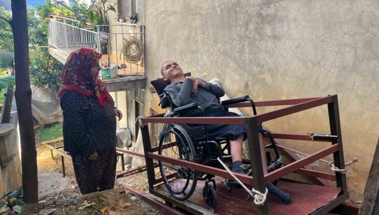 “Üvey oğlum” demedi, engelli oğluna eğitimi için hamallık yaparak evine raylı sistem kurdu