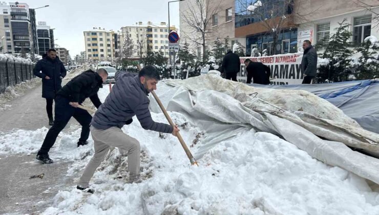 Van’da işten çıkarılan işçilerin eylem çadırı kar yağışı nedeniyle çöktü