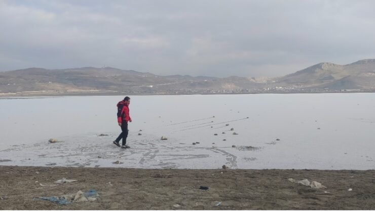 Van’da Sibirya soğukları: Sıhke Göleti’nin yüzeyi buz tuttu