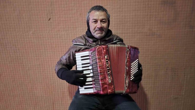Yağmur, soğuk demeden enstrümanını çalıyor