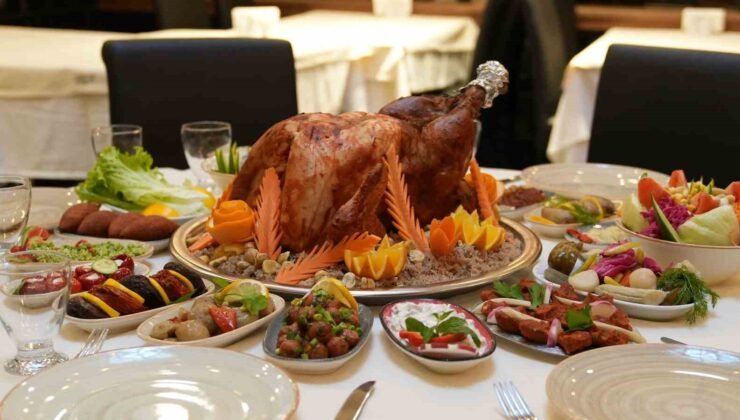 Yeni yıl akşamının lezzeti kestaneli bademli Sahan yılbaşı hindisi