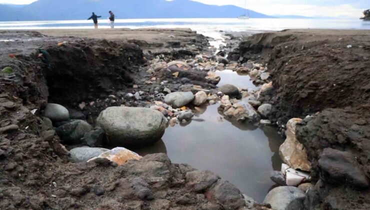 Yılın en kısa gününde deniz suyu çekildi, sağanak yağmur sahili tahrip etti