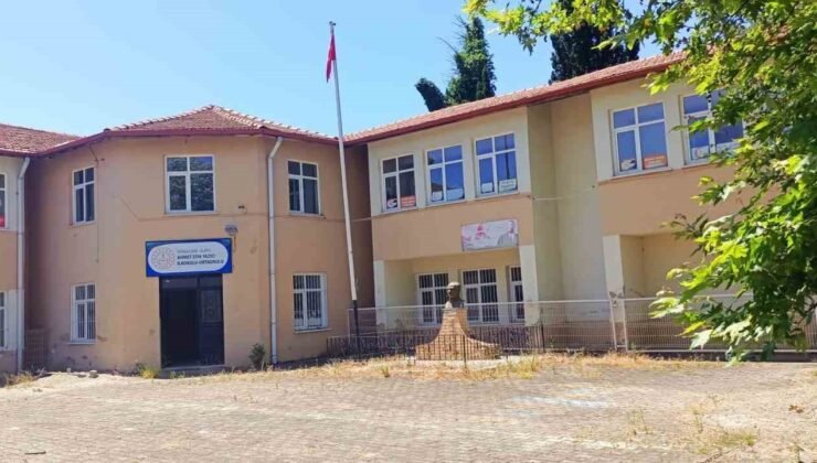 Yıllar önce kapısına kilit vurulan İlk ve Ortaokulu yıkılıyor