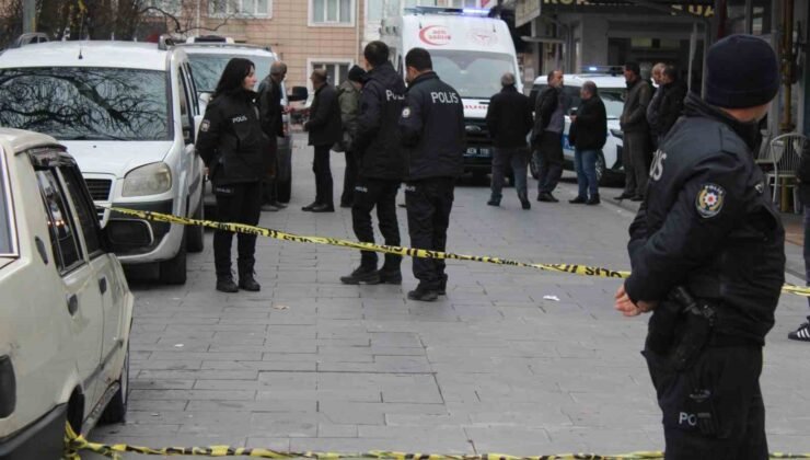 Yoldan geçenleri bıçakladı: 1’i ağır 3 yaralı