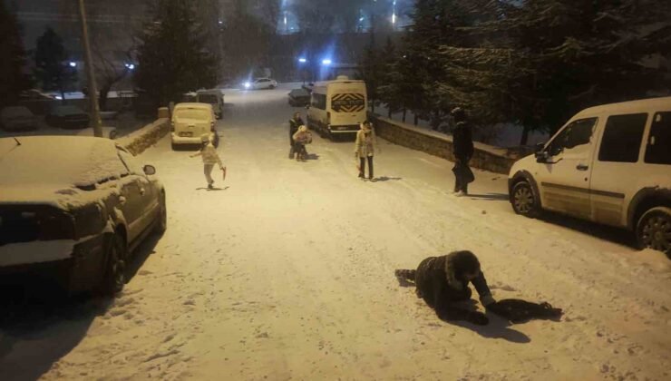 Yozgat’ta mahalle aralarında kar eğlencesi: Sokaklar kayak pistini aratmadı