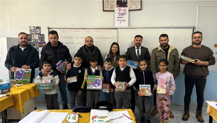 Yüksekova’da 16 okula 440 farklı eğitim ve zeka oyunu seti ile kırtasiye malzemesi hediye edildi