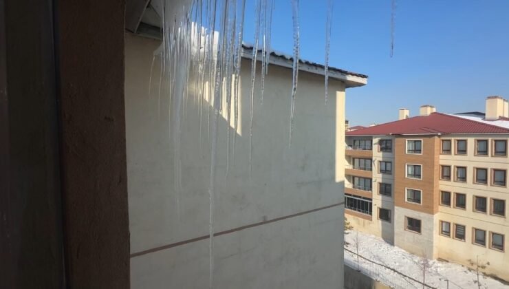 Yüksekova’da buz sarkıtları 2 metreyi geçti