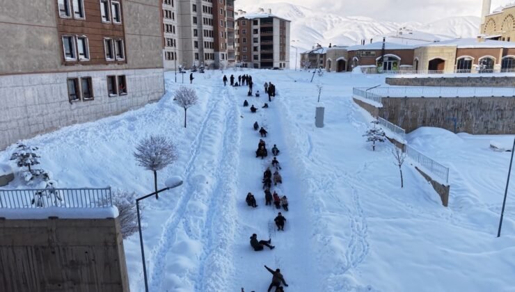 Yüksekova’da çocuklar mahalle yolunu kayak pistine çevirdi