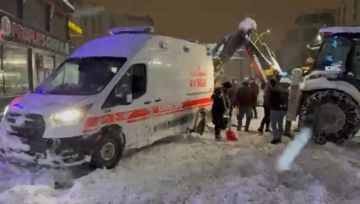 Yüksekova’da kara saplanan ambulansın imdadına karla mücadele ekipleri yetişti