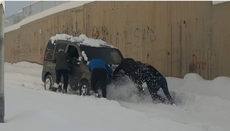 Yüksekova’da kara saplanan araç vatandaşlarca kurtarıldı