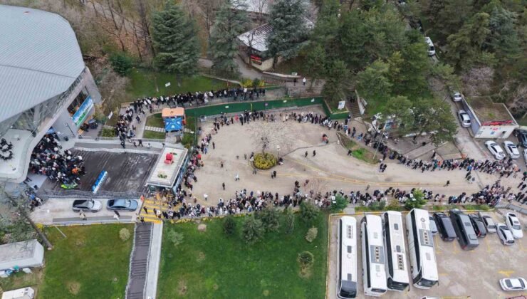 Yüzlerce metre kuyruk, herkes aynı şeyi istiyor