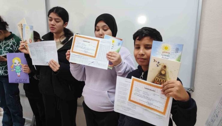 Adana’da engelleri aşan karne sevinci: Görme engelli öğrenciler ’’Braille alfabesi’’ ile hazırlanan karnelerini aldı